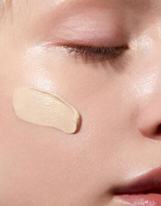 Mádara Skinonym Semi-Matte Peptide Foundation – Meikkivoide – 10 Porcelain