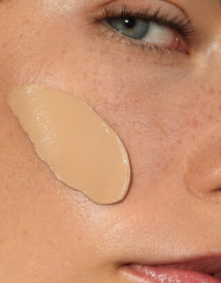 Mádara Skinonym Semi-Matte Peptide Foundation – Meikkivoide – 40 Sand