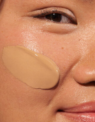 Mádara Skinonym Semi-Matte Peptide Foundation – Meikkivoide – 50 Golden Sand